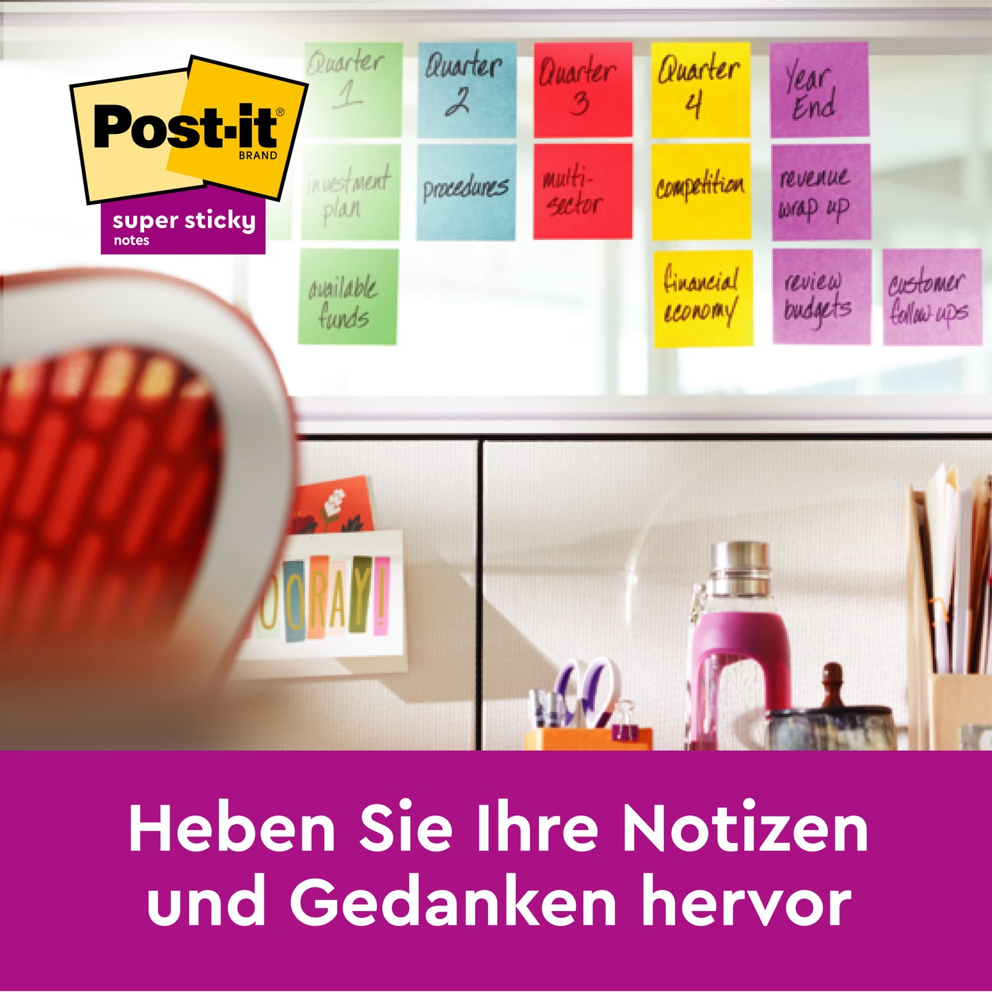 Eine Glaswand voller Post-it® Super Sticky Notes 6820S3 in Neongrün, Neonpink, Ultragelb, Ultragrün und Ultrapink von 3M Deutschland GmbH. Unten ein lila Banner: "Heben Sie Ihre Notizen mit extra starker Klebekraft hervor.