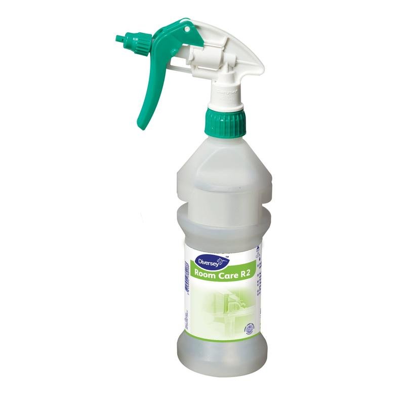 Prázdna rozprašovacia fľaša Room Care R2 Plus od Diversey Deutschland GmbH & Co. OHG je priehľadná plastová rozprašovacia fľaša so zeleno-bielou rozprašovacou tryskou a nápisom „Čistenie domácnosti“ – perfektná pre pohodlné a efektívne čistenie miestností.