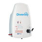 Dávkovacia stanica J1000 od Diversey Deutschland GmbH & Co. OHG je biele, na stenu montované zmiešavacie zariadenie pre produkt s modrým logom, teplomerom, čiernym otočným regulátorom a viacjazyčnými informačnými tabuľkami.