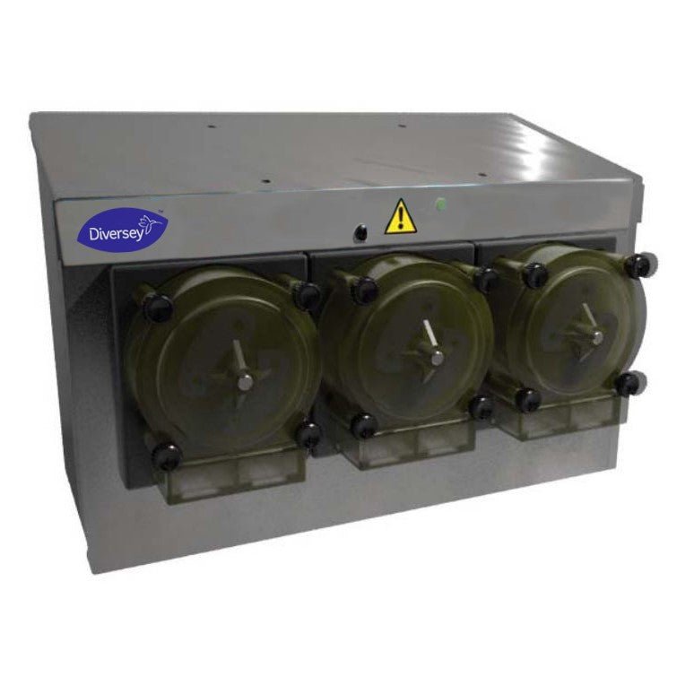 Diversey L5000 Plus 3 x 600 čerpadlo s Tr8000L (1 kus) je nerezové zariadenie pre priemyselné použitie, s tromi priehľadnými priehradkami, tlačidlami, logom Diversey a žltým varovným symbolom. Kompatibilné so systémami Tr8000L a L5000 Plus.
