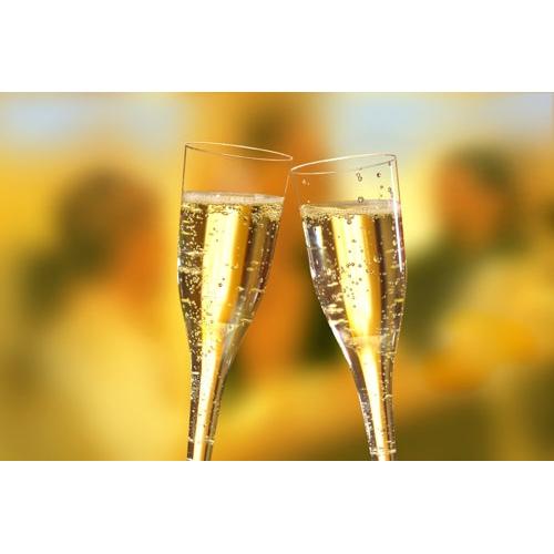 Dva Starpak 50 stopkové poháre (horné časti) na sekt, PS 0,1 l priehľadné, sú zdvihnuté na prípitok, pričom ich jasný dizajn zvýrazňuje živé bublinky pred jemne rozmazaným, teplo osvetleným pozadím.