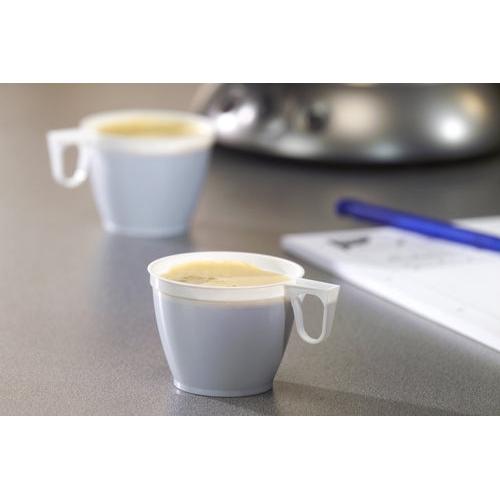 Dve biele Starpak 60 kávových šálok (0,18 l, PS, Ø 7,8 cm, 6 cm), jedna v zábere a jedna rozmazaná v pozadí, stoja na šedej ploche, na pravej strane sú čiastočne viditeľné pero a papier.