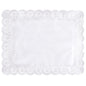 Das PAPSTAR 100 Spitzenpapiere eckig, weiss der PAPSTAR GmbH ist ein rechteckiges weißes Deckchen mit einer schlichten Mitte und einem verzierten Spitzenrand mit Kreis- und Fächermotiven.