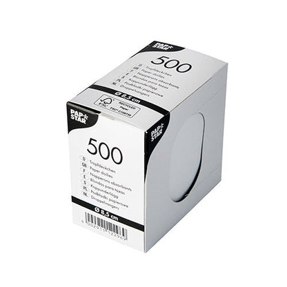 Biela, obdĺžniková krabica PAPSTAR s 500 okrúhlymi kvapkovými podložkami (Ø 8,5 cm) pre nápojové servítky je vybavená produktovou informáciou, čiarovým kódom a okrúhlym výrezom (~5 cm), ktorý odhaľuje pohľad na biele servítky.