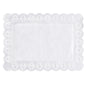 Das PAPSTAR 100 Spitzenpapiere eckig, weiss der PAPSTAR GmbH ist ein rechteckiges weißes Deckchen mit einem aufwendigen spitzenartigen Rand und einer schlichten Mitte, von oben auf weißem Hintergrund dargestellt.