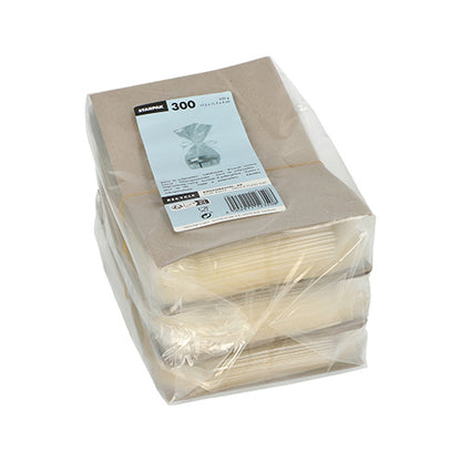 Starpak 300 vrecko na dno, PP priehľadné od Starpak, obsahuje 300 hnedých jednorazových papierových servítok v troch balíkoch, hore s modro-bielou etiketou „Starpak 300“.