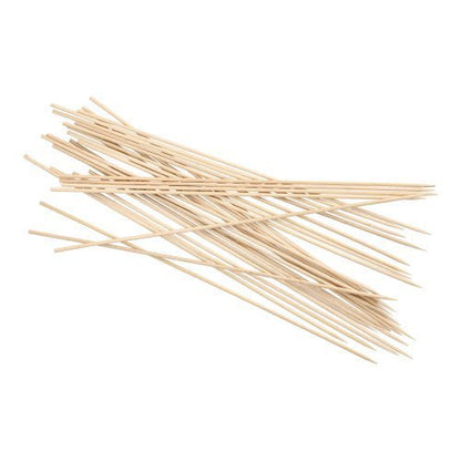 Stoh PAPSTAR drevených špízov "pure", Ø 3 mm, dlhých 30 cm (balenie 500 kusov) od PAPSTAR GmbH je rozložený na bielom pozadí. Grilovacie špízy sú tenké, rovné a majú ostré konce.