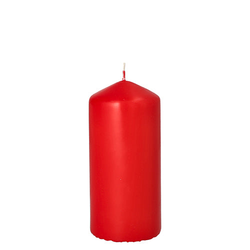 Jedna jednotlivá, nezapálená Starpak valcovitá sviečka s mimoriadne dlhou dobou horenia (Ø 60 mm, 130 mm) s hladkým červeným povrchom a centrálne umiestneným bielym knôtom stojí vzpriamene pred jednoduchým bielym pozadím.