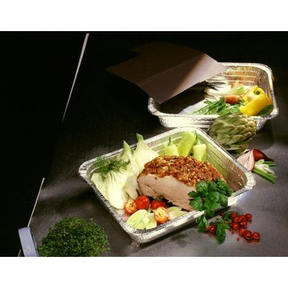 Tri Starpak 3 Gastronorm nádoby z hliníka (8,5 l, 8 cm x 32,6 cm x 52,7 cm) obsahujú zeleninu ako paradajky, kapustu, artičoky a papriku, ako aj korenenú pečienku. Bylinky a petržlen sú položené vedľa nádob na tmavom stole.