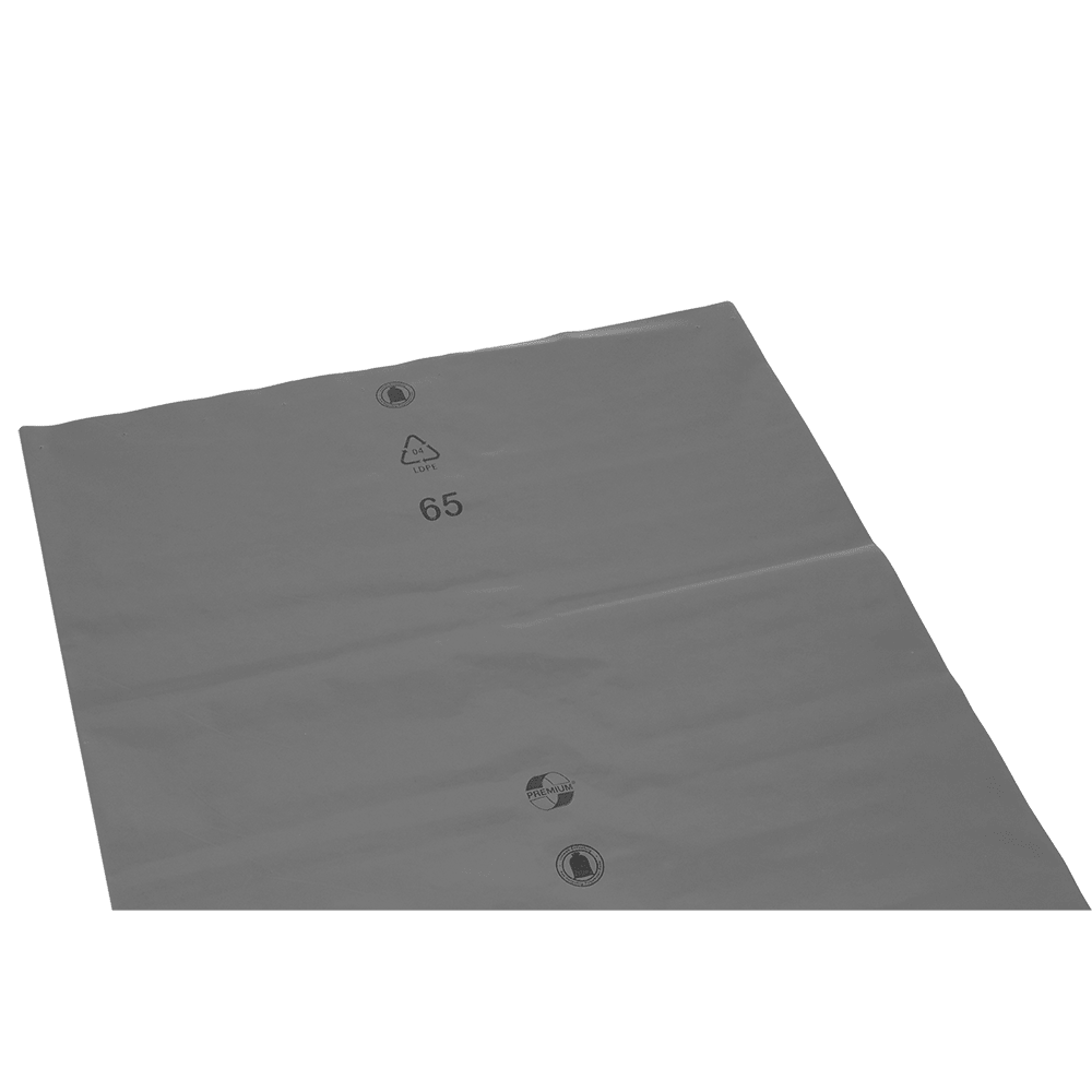 Veľká, plochá, sivá LDPE fólia s recyklačným symbolom a číslom 65 od EMIL DEISS KG (GmbH + Co.), súčasť voľných vriec na odpad DEISS 575x1000x0,01 mm z LDPE 70 l, leží na jednofarebnom bielom pozadí.