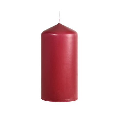 Valcová, neparfumovaná sviečka Duni GmbH (130 x 60 mm, cca 40h) v tmavočervenej farbe s bielym knôtom stojí vzpriamene pred jednoduchým bielym pozadím.