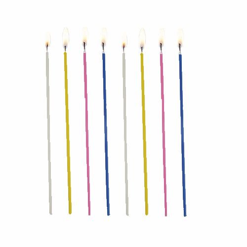 Osem PAPSTAR špagetových sviečok, farebne roztriedených (Ø 3 mm, 16,5 cm), v sivej, žltej, ružovej a modrej od PAPSTAR GmbH, stojí osvetlených vo vertikálnom rade na bielom pozadí.
