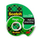 Jedna rolka neviditeľnej lepiacej pásky Scotch® Magic™ (19 mm x 7,5 m) s plastovým dávkovačom od 3M Deutschland GmbH. Balenie je zelené kockované a označené "Matné a neviditeľné".