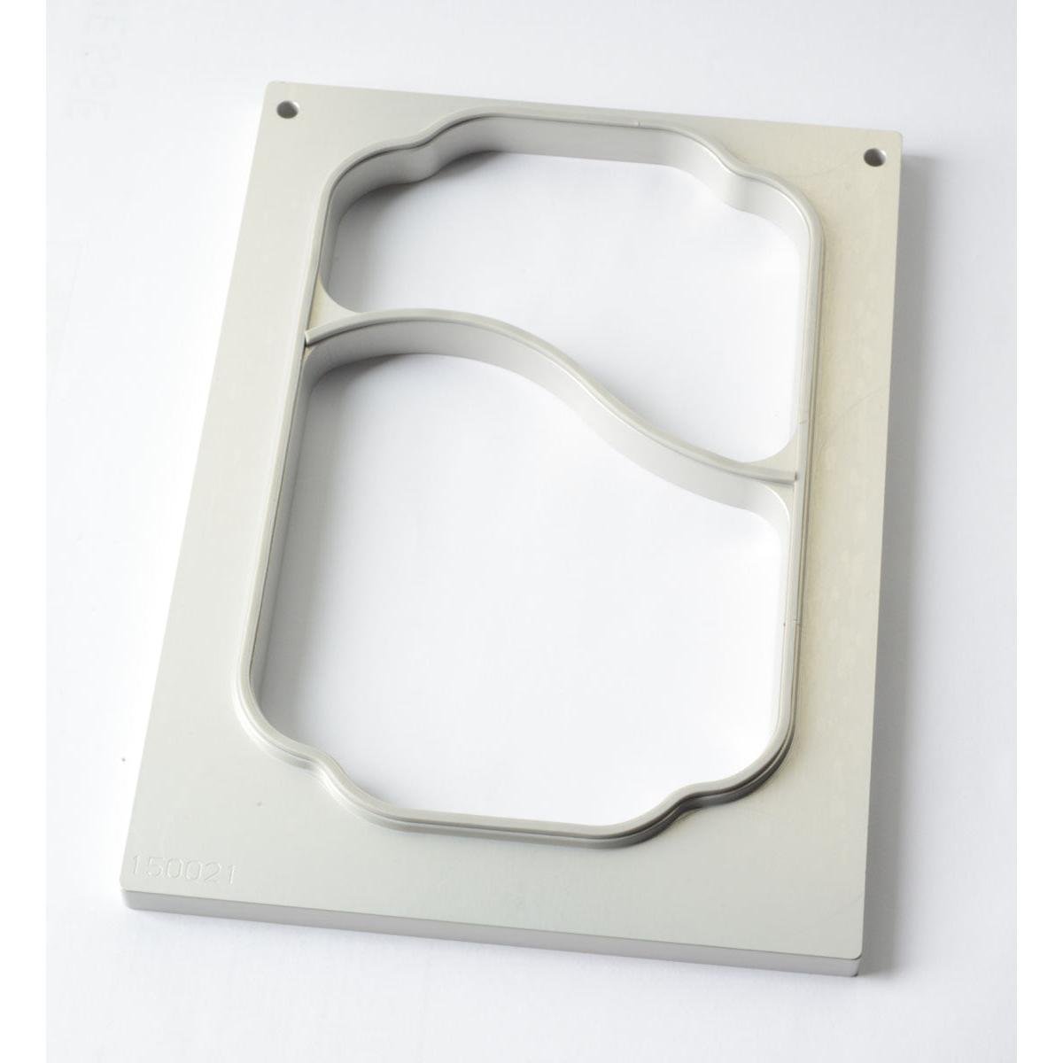 Pravouhlá kazeta DF10/20 pre PP misky, 700/400 ml, 2-komorová od Duni GmbH, s dvoma nepravidelne tvarovanými výrezmi a tenkým kovovým mostíkom, leží na bielej ploche.