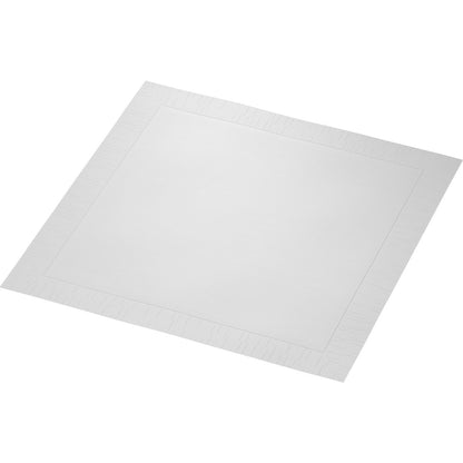 Jedna samostatná Duni GmbH klasická obrúska 40 x 40 cm, 4-vrstvová, s reliéfnym 1/4 skladom, je šikmo prezentovaná na jednofarebnom pozadí a ukazuje svoj jemne reliéfny okraj a hladký stred.