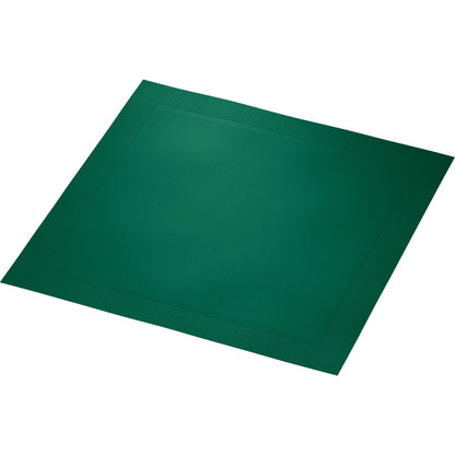 Štvorcová, tmavozelená podložka na stôl z papiera, veľkosti 40 x 40 cm, s jemne reliéfnym okrajom, zobrazená na bielom pozadí. Ideálna na kombinovanie s klasickými obrúskami 40 x 40 cm, 4-vrstvovými, s reliéfnym 1/4 skladom od Duni GmbH pre elegantný stôl.