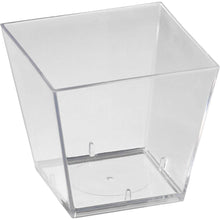 Die Duni GmbH Square Transparent PS Box (47x47x45 mm) ist schräg auf weißem Hintergrund abgebildet, ideal zur Aufbewahrung und Präsentation von Schmuck. Die Packung enthält 100 Stück.