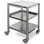 Der Duni GmbH Trolley für DF22/22F/32/32F v striebornej nehrdzavejúcej oceli (600x600x800mm, 1 kus) má tri police, bočnú rukoväť a štyri otočné kolieska - dve z nich s brzdami - pre efektívny transport v elegantnom priemyselnom dizajne.