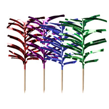 Štyri metalické fóliové palmy na vrchu cupcake v červených, fialových, modrých a zelených farbách od PAPSTAR 144 dekoratívnych špáradiel farebne triedených od PAPSTAR GmbH sú pripevnené na drevených špáradlách a usporiadané v rade na bielom pozadí.