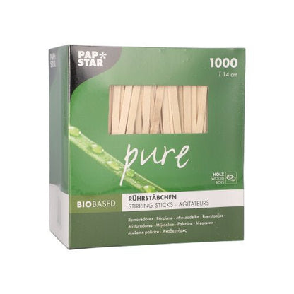 Zeleno-biela krabica „pure“ obsahuje 1000 miešacích paličiek bez triesok, 14 cm dlhých, z biobázového brezového dreva spoločnosti PAPSTAR GmbH. Názov značky sa objavuje vľavo hore na obale.