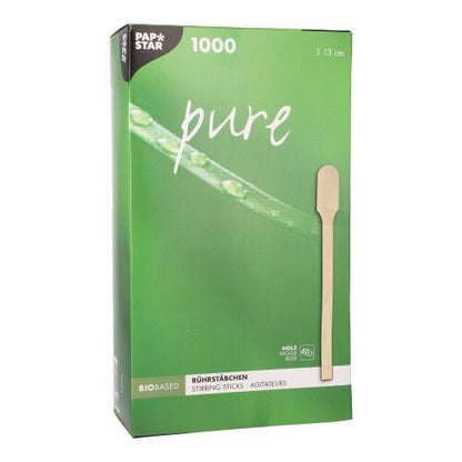 Zelená krabica „pure“ spoločnosti PAPSTAR GmbH s 1000 miešacími paličkami bez triesok, prirodzene ľahkými, 13 cm dlhými z dreva, je vybavená fotografiou jednotlivých paličiek a poukazuje na to, že produkt je biobázový a vyrobený z dreva.