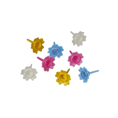 Deväť farebných PAPSTAR držiakov na narodeninové sviečky od PAPSTAR GmbH je usporiadaných na bielom pozadí - ideálna dekorácia na narodeninovú tortu. Farebne roztriedené, dostupné v 144-dielnej skladačke.