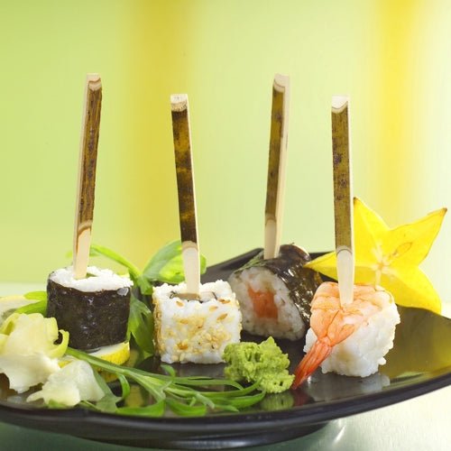 Na PAPSTAR kartónovom tácke (200 kusov) ležia tri sushi-fingerfood na PAPSTAR fingerfood špízoch (11 cm prírodné drevo), sprevádzané karambolou, wasabi, zázvorom a zeleninou - perfektné na párty.