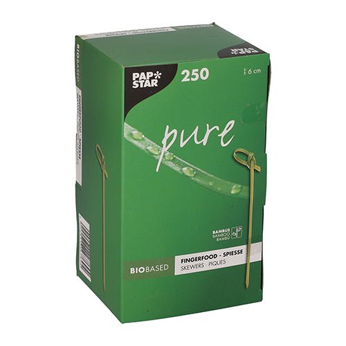 Zelená krabica „PAPSTAR 250 Fingerfood - Picker ‚pure‘“ od PAPSTAR GmbH obsahuje 250 ekologických, biologicky rozložiteľných bambusových špízov (6 cm), ideálnych na fingerfood. Balenie s obrázkom špízu na krabici poukazuje na udržateľné použitie.