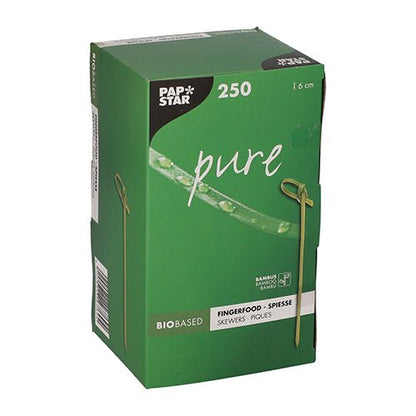 Zelená krabica „PAPSTAR 250 Fingerfood - Picker ‚pure‘“ od PAPSTAR GmbH obsahuje 250 ekologických, biologicky rozložiteľných bambusových špízov (6 cm), ideálnych na fingerfood. Balenie s obrázkom špízu na krabici poukazuje na udržateľné použitie.