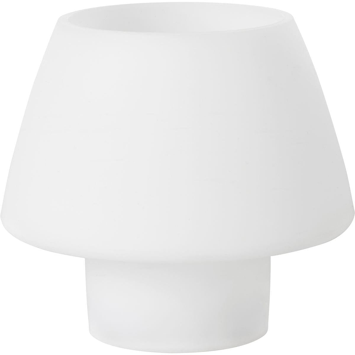 Moderná, matná biela stolová lampa odráža minimalistickú eleganciu svietnikov na čajové sviečky Moody Maxi od spoločnosti Duni GmbH, silikón, biela - obe sa vyznačujú čistými líniami a jednoduchosťou bez viditeľných spínačov alebo ozdôb.