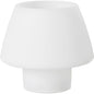 Moderná, matná biela stolová lampa odráža minimalistickú eleganciu svietnikov na čajové sviečky Moody Maxi od spoločnosti Duni GmbH, silikón, biela - obe sa vyznačujú čistými líniami a jednoduchosťou bez viditeľných spínačov alebo ozdôb.