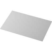 Ein einzelnes, flaches, rechteckiges Blatt aus glattem, hellgrauem Material - wie die Duni GmbH Papier-Tischsets 20x30 cm für Fingerfood (250 Stück) - ruht vor einem weißen Hintergrund, schräg betrachtet, um seine dünne und gleichmäßige Oberfläche hervorzuheben.
