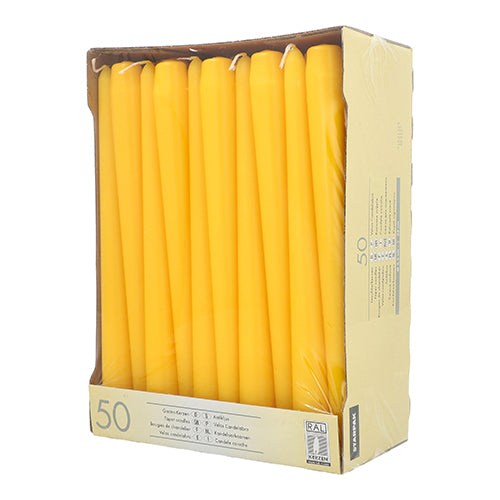 Eine Pappschachtel mit 50 Starpak Leuchterkerzen (Ø 2,2 cm, 25 cm), jeweils aufrecht stehend und in Klarsichtfolie eingewickelt, zeigt auf der Vorderseite und an den Seiten der Verpackung Menge, Produktinformation und ihre lange Brenndauer.