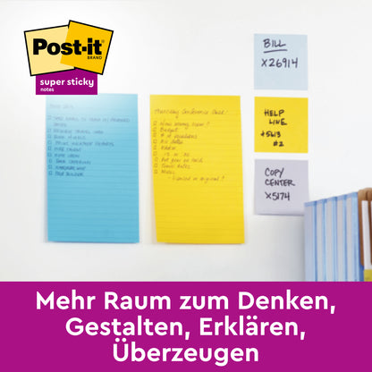 Drei Post-it® Super Sticky Notes im Großformat, liniert (102 mm x 152 mm, 45 Blatt/Block, 100% PEFC) von 3M Deutschland GmbH in Blau und Gelb haften mit handschriftlichen Listen an einer weißen Wand. Darunter steht: "Mehr Raum zum Denken, Gestalten, Erklären, Überzeugen.