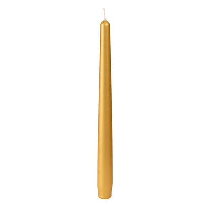 Jedna neosvetlená zlatá špicatá sviečka od spoločnosti Duni GmbH (cca 6,5 hodiny horenia, 260 x 22 mm) stojí vzpriamene pred bielym pozadím.