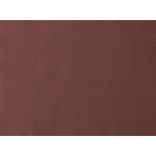 Detailný záber na gaštanový papierový prestieranie 30x40 cm od spoločnosti Duni GmbH ukazuje jemne bodkovanú štruktúru - ideálne pre oslavy. Rovnomerné osvetlenie zvýrazňuje ušľachtilý gaštanový povrch. Balenie s 500 kusmi.