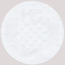 Das PAPSTAR Papiertischtuch Damastprägung, weiß (50 m x 1,2 m | Folie) der PAPSTAR GmbH zeigt ein kreisförmiges Motiv aus feinen diagonalen weißen Linien auf hellem Grund, die geometrische Rauten- und Quadratformen bilden.