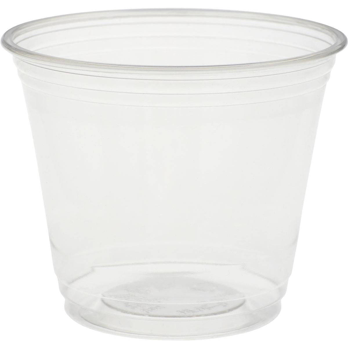 Sklenený pohár Crystal Transparent od spoločnosti Duni GmbH je číry plastový pohár s rozšíreným okrajom a horizontálnymi drážkami, ktorý je zobrazený prázdny na jednoduchom bielom pozadí. Jeho rafinovaný dizajn mu dodáva vzhľad elegantného skla a zároveň je odolný.