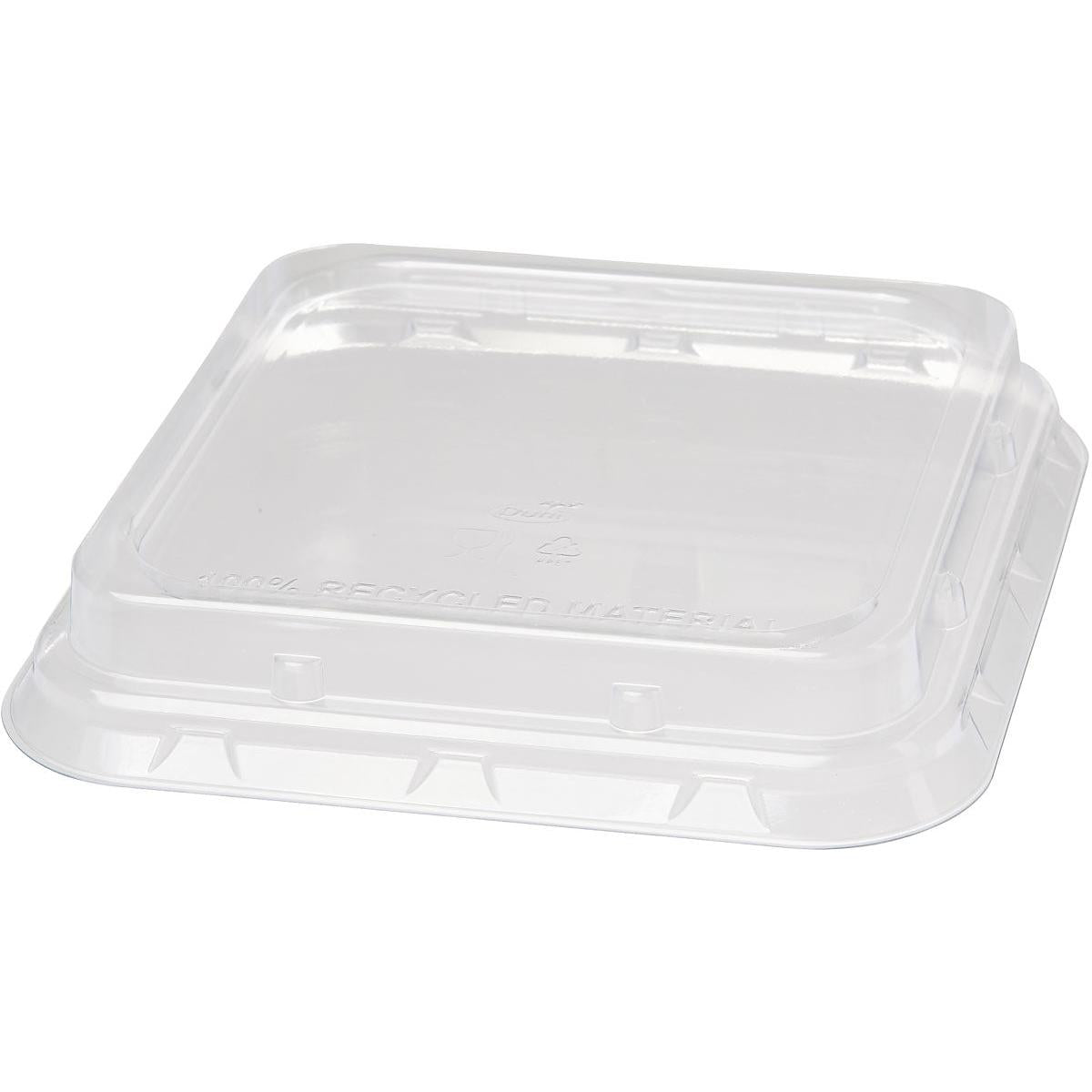 Der Duni GmbH rPET Deckel 900 ml Transparent (156x156x44 mm, Packung mit 40 Stück) ist ein klarer, quadratischer Deckel mit erhöhtem Rand und eingeprägten Recyclingsymbolen, die das recycelte Material hervorheben. Abgebildet vor weißem Hintergrund.