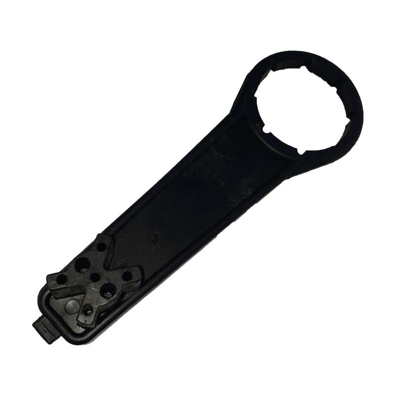 Kľúč pre L-Ring sud od Diversey Deutschland GmbH & Co. OHG je čierny plastový nástroj s okrúhlym, zúbkovaným koncom a plochou rukoväťou, ideálny na utiahnutie alebo uvoľnenie viek L-Ring sudov (1 kus na balenie).