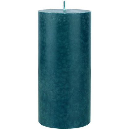 Stĺpové sviečky Duni GmbH (100% stearín, cca 50h, 150 x 70 mm) je vysoká, tmavozelená, valcovitá sviečka s hladkým, mramorovaným povrchom, plochým vrcholom, jednotlivým knôtom a ekologickým dizajnom, ktorý je zobrazený vzpriamene na bielom pozadí.
