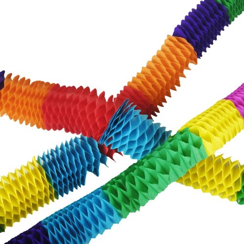 Tá PAPSTAR 4 girlandy z PAPSTAR GmbH ponúka štruktúrované papierové girlandy v tvare harmoniky v červenej, oranžovej, žltej, zelenej, modrej a fialovej farbe. Sú diagonálne prepletené na bielom pozadí, dajú sa opakovane používať a dodajú každej oslave slávnostný nádych.