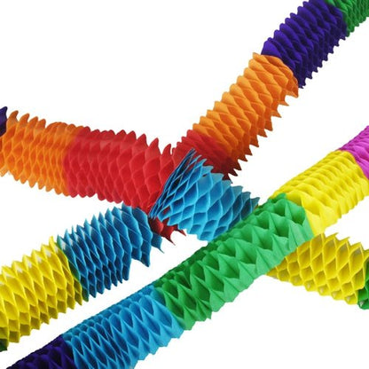 Tá PAPSTAR 4 girlandy z PAPSTAR GmbH ponúka štruktúrované papierové girlandy v tvare harmoniky v červenej, oranžovej, žltej, zelenej, modrej a fialovej farbe. Sú diagonálne prepletené na bielom pozadí, dajú sa opakovane používať a dodajú každej oslave slávnostný nádych.