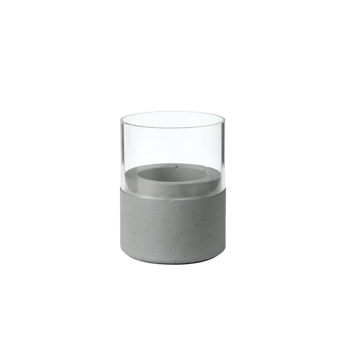 Der Kerzenhalter Glas Neat 70 x 61 mm von Duni GmbH zeichnet sich durch eine klare Glasplatte und einen hellgrauen Betonsockel mit glatten Oberflächen und klaren Linien aus, wodurch ein minimalistisches, modernes Wohnaccessoire entsteht.