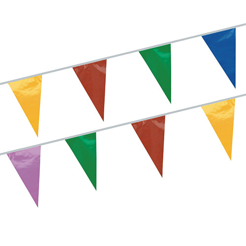 Dva reťazce vlajočiek od PAPSTAR GmbH v žltej, červenej, zelenej, modrej a fialovej visia v opakujúcom sa vzore. Vyrobené z odolnej fólie, sú ideálne na vonkajšie podujatia.