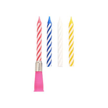 Sviečka s hudbou "Happy Birthday" (12 cm, farebná) od PAPSTAR GmbH sa dodáva s náhradnými sviečkami. Ideálna na slávnostnú narodeninovú tortu a obsahuje farebnú hudobnú sviečku v blistrovom balení.