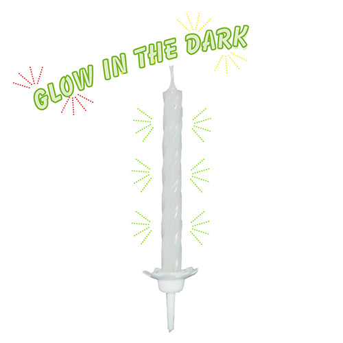Jedna PAPSTAR sviečka s držiakom 6 cm, svietiaca v tme (10 kusov, PAPSTAR GmbH) stojí vzpriamene. Nad ňou je zvýraznený neónovo zelený nápis "Svieti v tme" s farebnými akcentmi Starburst.