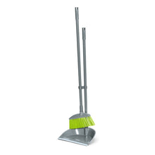 Súprava na zametanie s dlhým držadlom Nölle Profi Brush (80 cm) v strieborno/zelenom prevedení má jasne zelené syntetické štetiny a stojí vzpriamene, pričom násada metly môže byť pripevnená k lopatke pre kompaktné skladovanie - ideálne pre jednoduché čistenie.