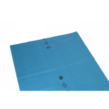 Die DEISS 20101 (650+550x1350 mm, Typ 100, blau) von EMIL DEISS KG ist eine große blaue Kunststofffolie mit Recycling-Symbolen und der schwarzen Zahl "65", die für Transport und Lagerung bestimmt ist. Abgebildet auf einfarbig weißem Hintergrund.