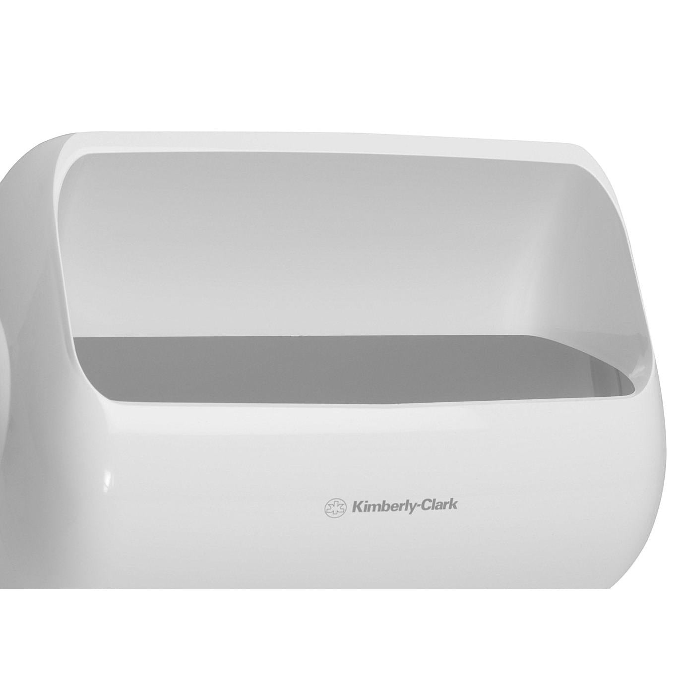 Detailný záber na dva biele plastové odpadkové koše Kimberly-Clark Aquarius™ (stredné), ktoré boli navrhnuté pre efektívne odstraňovanie odpadu na verejných toaletách. Sada obsahuje 2 odpadkové koše na kartón.